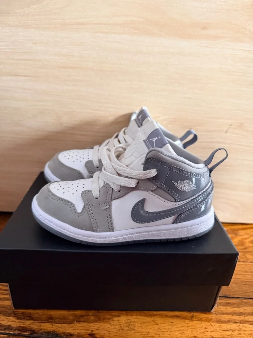 Jordan 1 Mid SE Kids' Sneakers in Light Cream/Gray - Picture 3 of 4